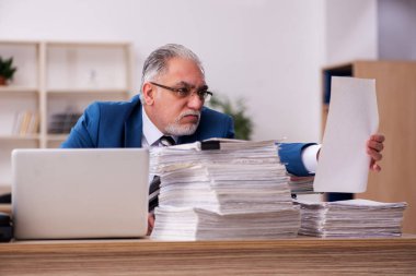 Eski erkek çalışanım ve ofiste çok işim var.