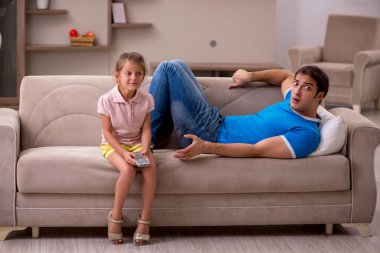 Genç adam kızıyla birlikte evde.