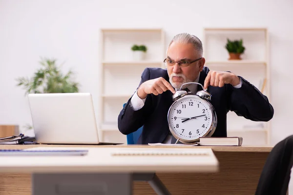 Viejo empleador masculino en concepto de gestión del tiempo —  Fotos de Stock