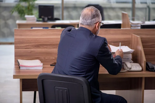 Старий чоловік співробітник сидить в офісі — стокове фото