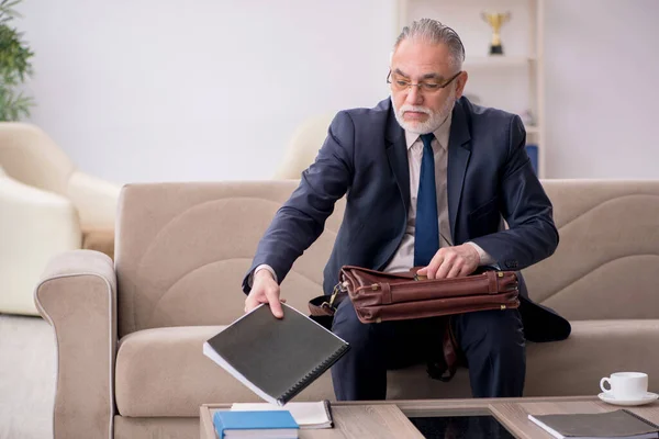 Vecchio impiegato uomo d'affari in attesa di riunione di lavoro — Foto Stock