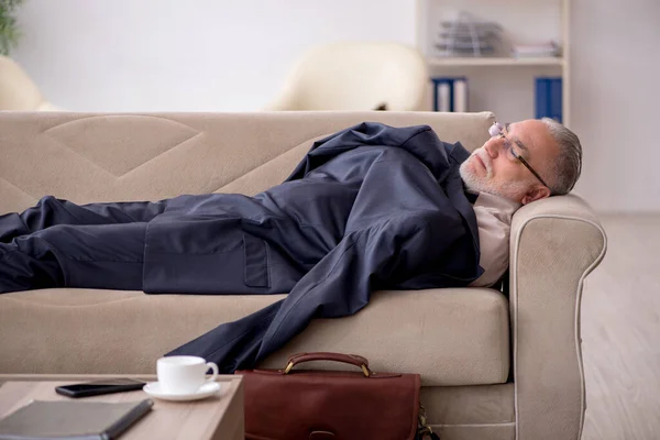 Oude zakenman werknemer wacht op zakelijke bijeenkomst — Stockfoto