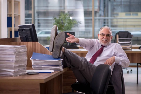 Oude zakenman werknemer en te veel werk op kantoor — Stockfoto