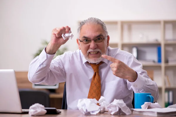 Παλαιός αρσενικός υπάλληλος στην έννοια της ανακύκλωσης χαρτιού — Φωτογραφία Αρχείου