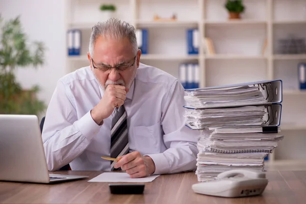 Employé âgé de sexe masculin mécontent du travail excessif au bureau — Photo