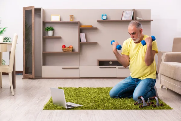 Homme âgé faisant des exercices sportifs à la maison — Photo