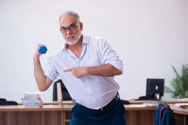 Παλιός επιχειρηματίας υπάλληλος που κάνει αθλητικές ασκήσεις στο γραφείο — Φωτογραφία Αρχείου