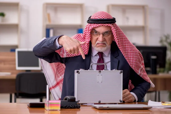 Hombre de negocios árabe envejecido caso de retención con billetes en th —  Fotos de Stock