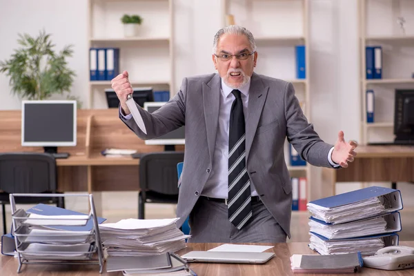 Velho funcionário masculino infeliz com excesso de trabalho no escritório — Fotografia de Stock