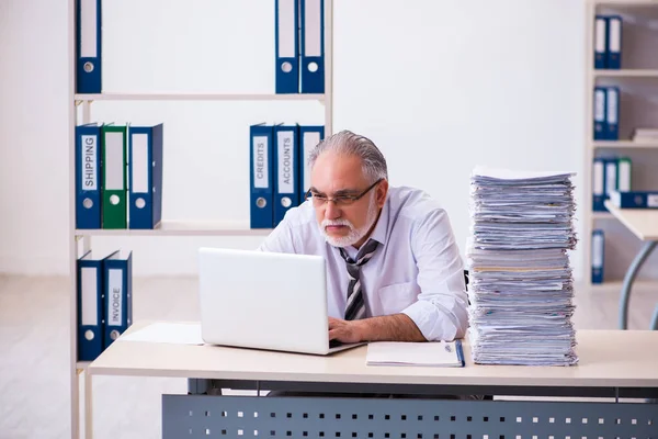 Viejo empleado descontento con el exceso de trabajo en la oficina —  Fotos de Stock