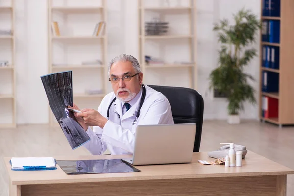 Klinikte çalışan deneyimli bir erkek radyoloji uzmanı. — Stok fotoğraf