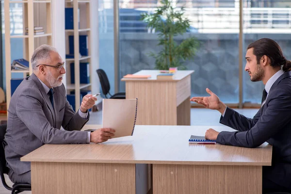Dois homens de negócios discutindo projeto de negócios — Fotografia de Stock