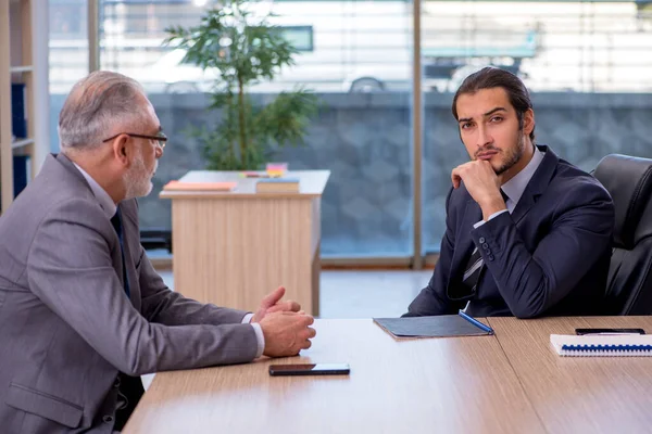 Twee zakenlieden bespreken zakenproject — Stockfoto