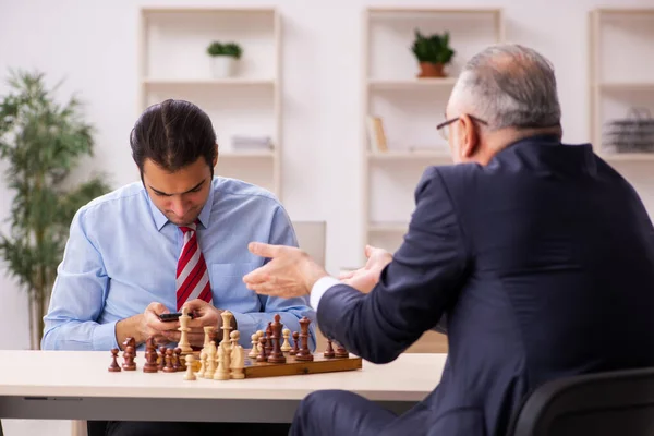 Dva obchodníci hrají v kanceláři šachy — Stock fotografie