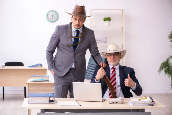 Két férfi cowboy alkalmazott vicces koncepcióban — Stock Fotó