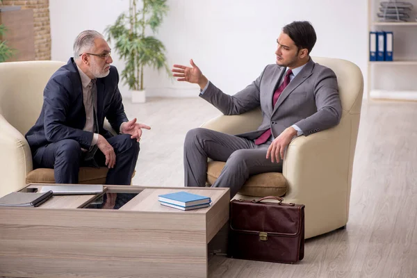 Two businessmen discussing project at workplace — Stock Photo, Image