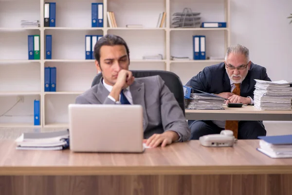 Two employees sitting at workplace — Stock Photo, Image