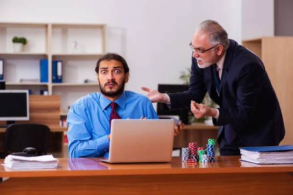 Zwei männliche Mitarbeiter im Glücksspielkonzept — Stockfoto