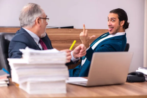 Alte männliche Arbeitgeber und junge männliche Assistenten im Mobbing-Konzept — Stockfoto