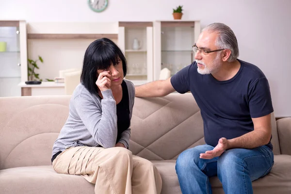 Pareja mayor discutiendo en casa — Foto de Stock