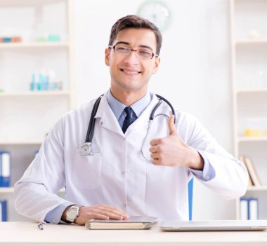 Doktor hoca kalp modelini açıklıyor.