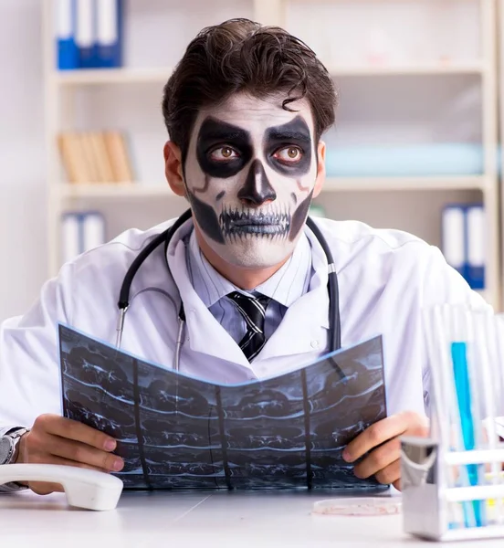 Médico monstro assustador trabalhando em laboratório — Fotografia de Stock