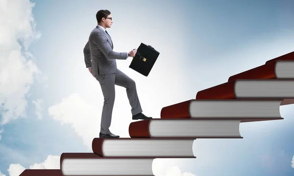 Üzletember diák mászik a létrán az oktatási könyvek — Stock Fotó