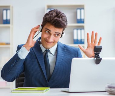 Ofiste çalışan genç bir yardım görevlisi.