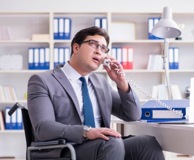 Ofiste çalışan engelli işadamı