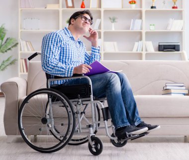 Tekerlekli sandalyedeki genç öğrenci