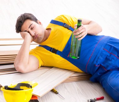 Tatilde içki içen tamirci.