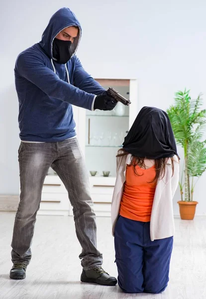 Hombre armado agrediendo a una joven en casa — Foto de Stock