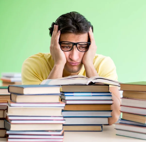 Estudiante con demasiados libros para leer antes del examen — Foto de Stock