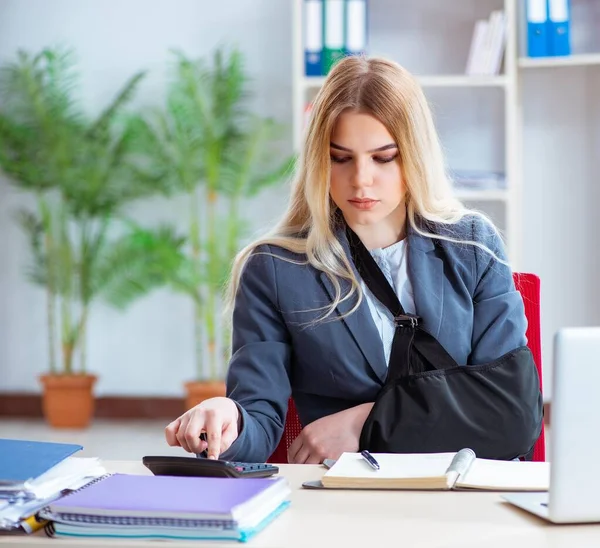 Gewonde vrouwelijke werknemer die in het kantoor werkt — Stockfoto