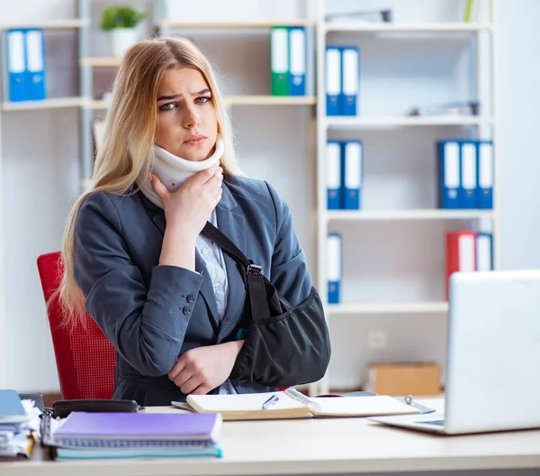 Verletzte Mitarbeiterin im Büro — Stockfoto