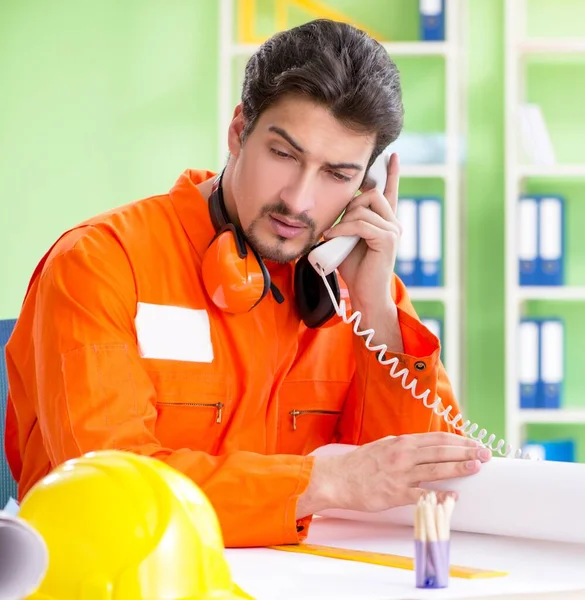 Byggledare planerar nytt projekt på kontoret — Stockfoto