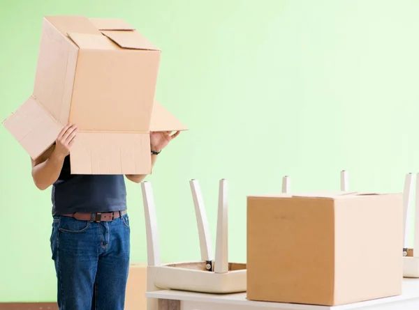Homem movendo casa com caixas — Fotografia de Stock