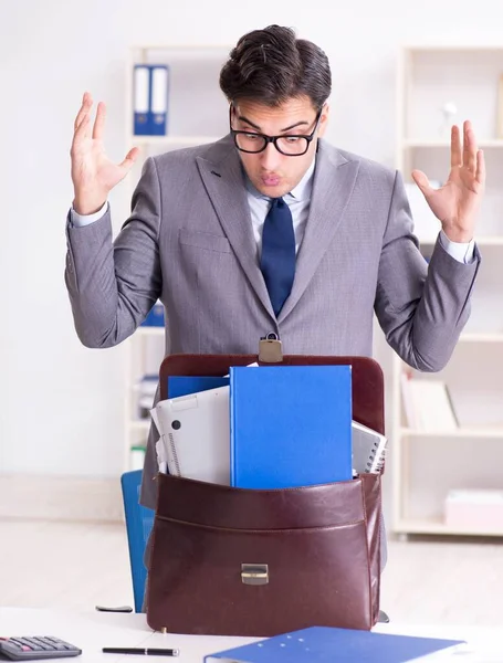 Mitarbeiter mit zu viel Arbeit mit nach Hause nehmen — Stockfoto