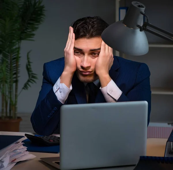 Empregado trabalhando até tarde para terminar importante tarefa entregável — Fotografia de Stock