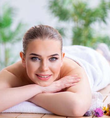 Kaplıcadaki masaj sırasında kadın