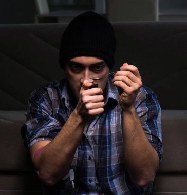 Genç adam narkotikle sorun yaşıyor.