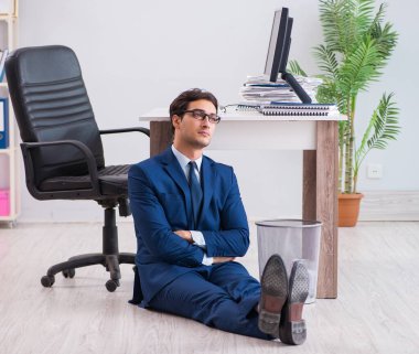 Genç ve yakışıklı bir işadamı büroda çalışıyor.