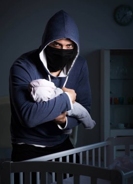 İnsan çocuk ticareti konseptinde bebek hırsızlığı