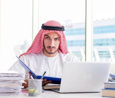 Ofiste çalışan Arap işadamı.