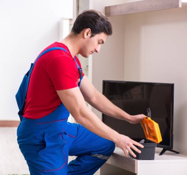 Profesyonel tamir mühendisi bozuk televizyonu tamir ediyor.