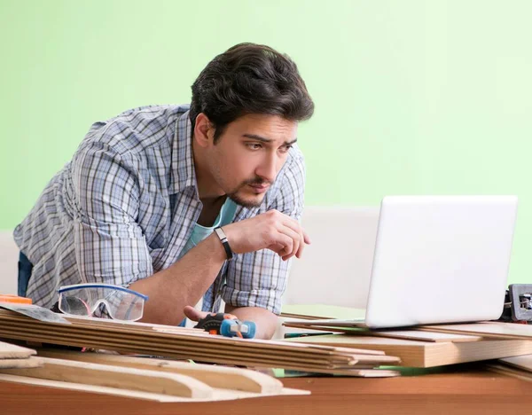 Houtbewerker werkt in zijn werkplaats — Stockfoto