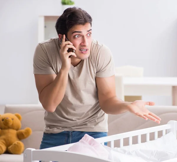 Young father dad frustrated at crying baby — Stock Photo, Image