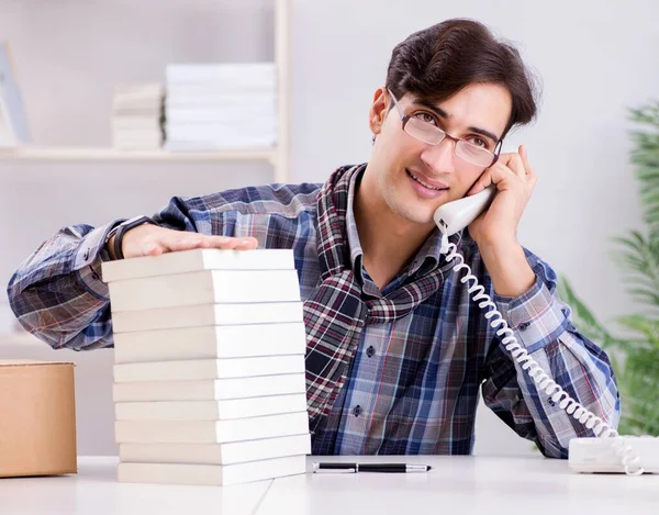 Escritor presentando sus libros al público — Foto de Stock