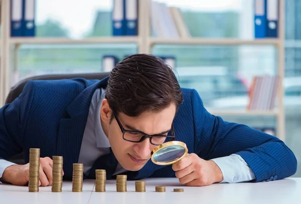 Empresário com pilhas de moedas no escritório — Fotografia de Stock