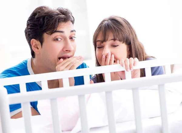 Familia joven y feliz en la cuna — Foto de Stock